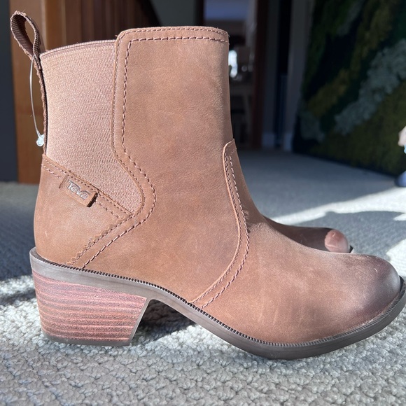NWT Beautiful Teva Anaya Chelsea Waterproof boot. - Picture 8 of 9